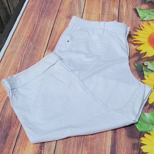 White Lee Relaxed Fit Mid Rise Cargo Capris